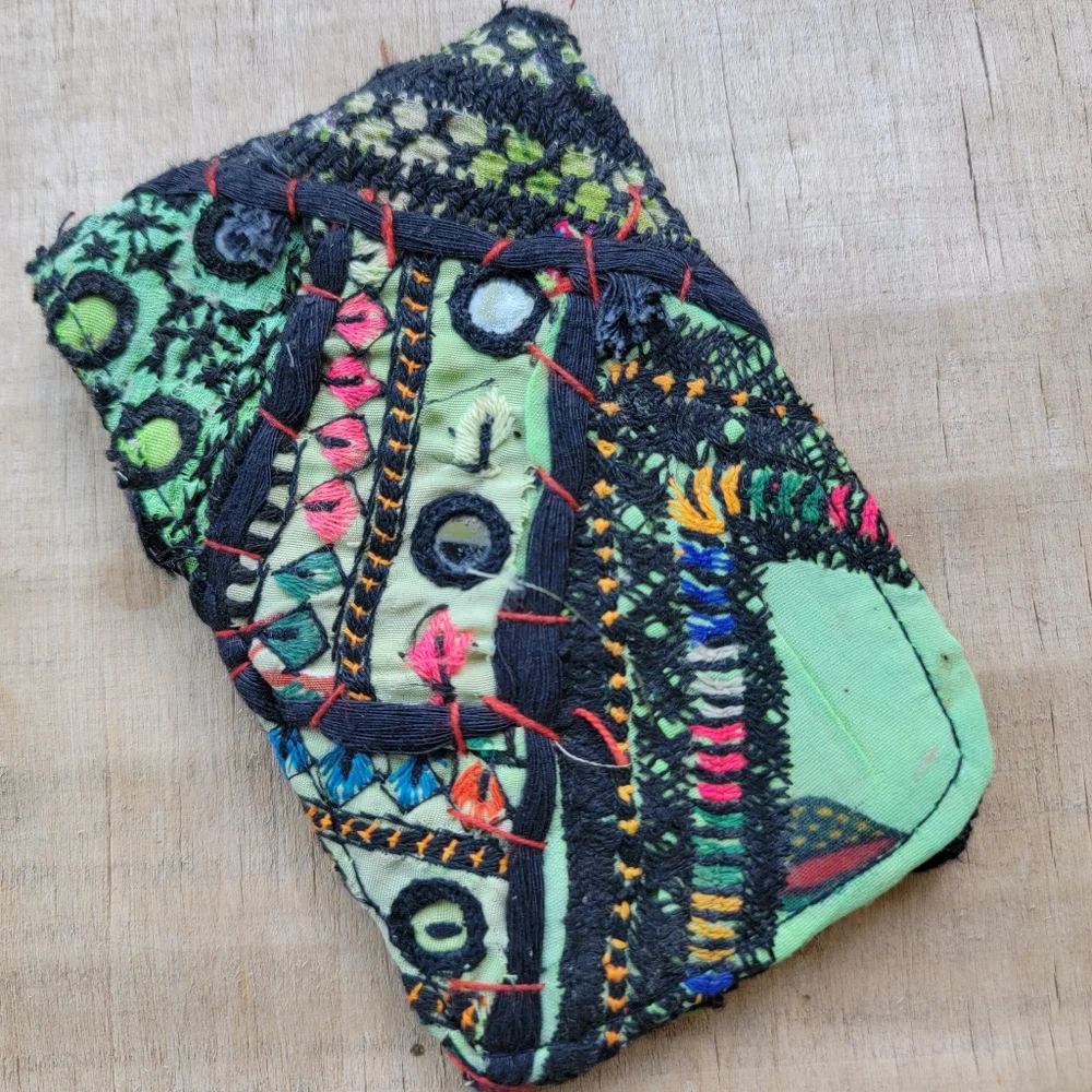 🎱🔮 Free People Boho Embroidered Repurposed vtg banjara hippie Wallet card case - Picture 10 of 16